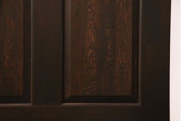ステンドグラス入りの引き戸を新規製作!オリジナルデザインのステンドグラスを組み入れ。引き手を取り付け。木枠を新たに製作。濃い茶色で着色し仕上げ。(建具)