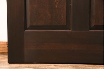 ステンドグラス入りの引き戸を新規製作!オリジナルデザインのステンドグラスを組み入れ。引き手を取り付け。木枠を新たに製作。濃い茶色で着色し仕上げ。(建具)
