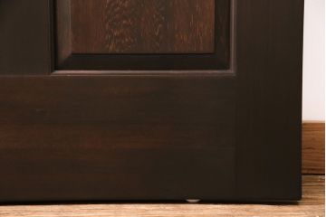 ステンドグラス入りの引き戸を新規製作!オリジナルデザインのステンドグラスを組み入れ。引き手を取り付け。木枠を新たに製作。濃い茶色で着色し仕上げ。(建具)