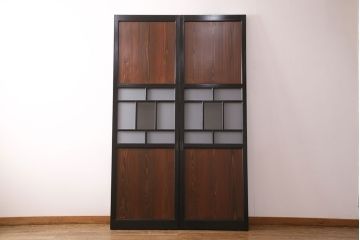 帯戸2枚を新規製作!すりガラス、クリアガラスを組み入れ。建具枠・ガラス枠は黒、板は濃い茶色で着色し仕上げ。(引き戸、建具)