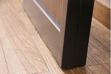 帯戸2枚を新規製作!すりガラス、クリアガラスを組み入れ。建具枠・ガラス枠は黒、板は濃い茶色で着色し仕上げ。(引き戸、建具)