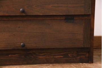 パタパタ扉の下駄箱を新規製作!本体はヒノキ無垢材、前板は古材を使用。取っ手を取り付け。濃い茶色で着色し仕上げ。(収納棚、戸棚、キャビネット)