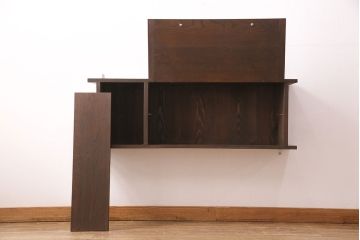 ウォールシェルフを新規製作!右側のみパタパタ扉、取っ手を取り付け。取り外し可能な棚板を設置。濃い茶色で着色し仕上げ。(吊り戸棚)
