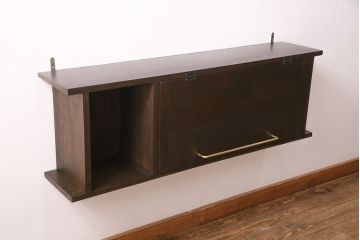 ウォールシェルフを新規製作!右側のみパタパタ扉、取っ手を取り付け。取り外し可能な棚板を設置。濃い茶色で着色し仕上げ。(吊り戸棚)