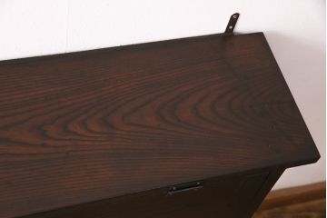 ウォールシェルフを新規製作!右側のみパタパタ扉、取っ手を取り付け。取り外し可能な棚板を設置。濃い茶色で着色し仕上げ。(吊り戸棚)