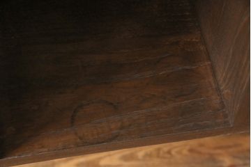 ウォールシェルフを新規製作!右側のみパタパタ扉、取っ手を取り付け。取り外し可能な棚板を設置。濃い茶色で着色し仕上げ。(吊り戸棚)