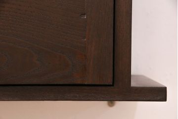 ウォールシェルフを新規製作!右側のみパタパタ扉、取っ手を取り付け。取り外し可能な棚板を設置。濃い茶色で着色し仕上げ。(吊り戸棚)