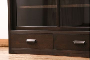 重ね戸棚を新規製作!建具はクリアガラスを組み入れ。黒染めした引き手を取り付け。濃い茶色で着色し仕上げ。(収納棚、食器棚、キャビネット)