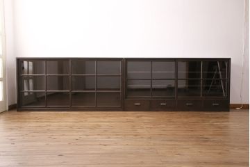 重ね戸棚を新規製作!建具はクリアガラスを組み入れ。黒染めした引き手を取り付け。濃い茶色で着色し仕上げ。(収納棚、食器棚、キャビネット)