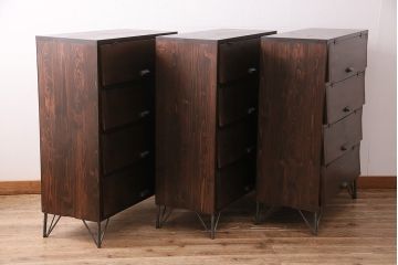 パタパタ扉の収納棚3台を新規製作!本体はヒノキ無垢材を使用。かぶせタイプの取っ手、鉄脚を取り付け。濃い茶色で着色し仕上げ。(戸棚、キャビネット、下駄箱)