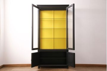 ガラス収納棚を新規製作!上段建具、両サイド、棚板をガラスで製作。本体はマットブラック、収納棚内背板はイエローでペイント仕上げ。(収納棚、キャビネット、飾り棚、カップボード)