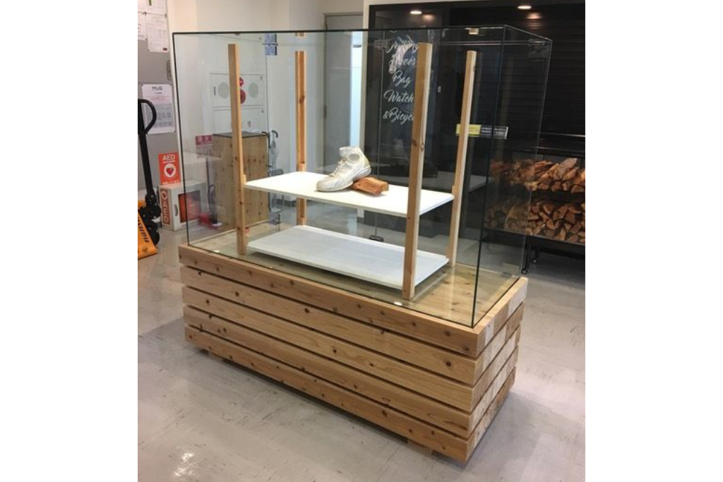 校内展示用ガラスショーケースを新規製作!支給の台座を使用い、底面までガラスで製作。ガラスの接合部は面取り加工。(ガラスケース、陳列棚)