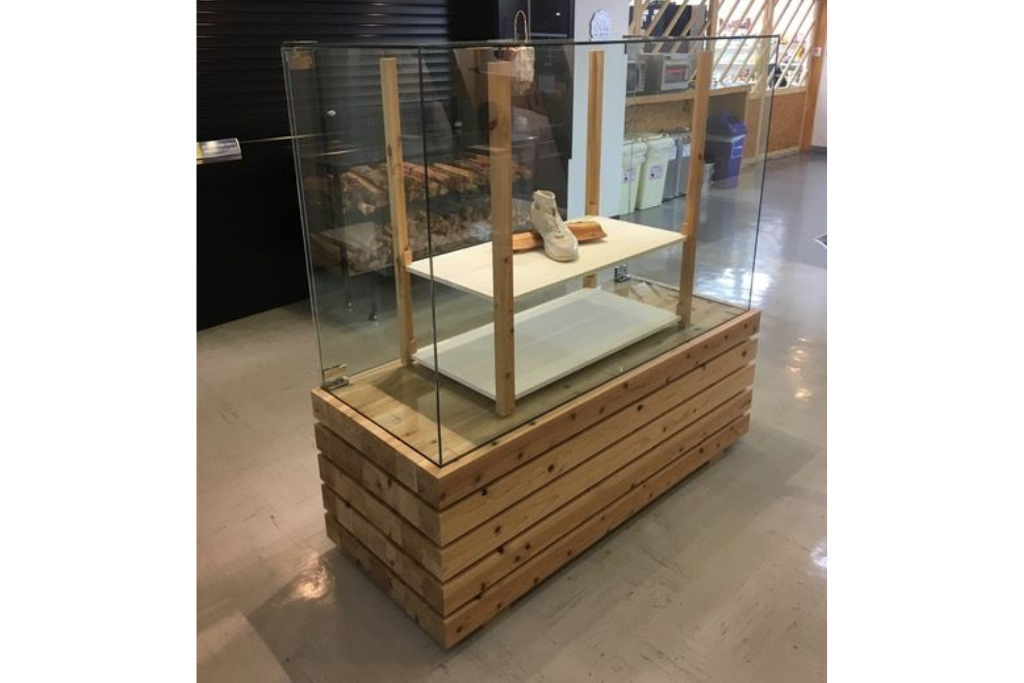 校内展示用ガラスショーケースを新規製作!支給の台座を使用い、底面までガラスで製作。ガラスの接合部は面取り加工。(ガラスケース、陳列棚)