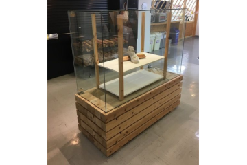 校内展示用ガラスショーケースを新規製作!支給の台座を使用い、底面までガラスで製作。ガラスの接合部は面取り加工。(ガラスケース、陳列棚)