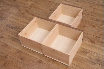 パタパタ扉の収納棚を新規製作!本体はヒノキ無垢材にくすんだ水色のペイント。前板は古材に茶色で着色し仕上げ。(キャビネット、下駄箱、ロッカー)