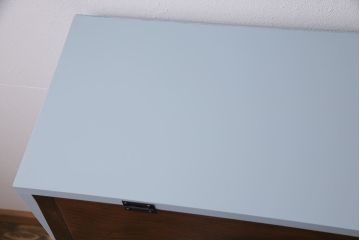 パタパタ扉の収納棚を新規製作!本体はヒノキ無垢材にくすんだ水色のペイント。前板は古材に茶色で着色し仕上げ。(キャビネット、下駄箱、ロッカー)