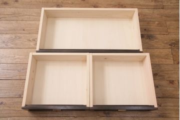 サイドボードを新規製作!本体はカバ材を使用。建具はクリアガラス戸。収納部はセパレートさせ、可動式の棚板を設置。黒に近い茶色で着色し、ウレタン塗膜、ワックス仕上げ。(リビングボード、収納棚)