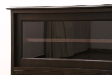 サイドボードを新規製作!本体はカバ材を使用。建具はクリアガラス戸。収納部はセパレートさせ、可動式の棚板を設置。黒に近い茶色で着色し、ウレタン塗膜、ワックス仕上げ。(リビングボード、収納棚)