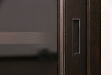 サイドボードを新規製作!本体はカバ材を使用。建具はクリアガラス戸。収納部はセパレートさせ、可動式の棚板を設置。黒に近い茶色で着色し、ウレタン塗膜、ワックス仕上げ。(リビングボード、収納棚)