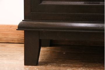 サイドボードを新規製作!本体はカバ材を使用。建具はクリアガラス戸。収納部はセパレートさせ、可動式の棚板を設置。黒に近い茶色で着色し、ウレタン塗膜、ワックス仕上げ。(リビングボード、収納棚)