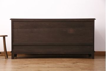 サイドボードを新規製作!本体はカバ材を使用。建具はクリアガラス戸。収納部はセパレートさせ、可動式の棚板を設置。黒に近い茶色で着色し、ウレタン塗膜、ワックス仕上げ。(リビングボード、収納棚)