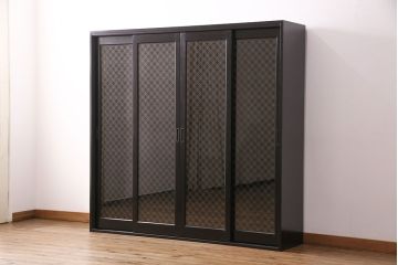 下駄箱を新規製作!建具は七宝柄のレーザー組子入りガラス戸。収納部はセパレートさせ、可動式の棚板を設置。マットブラックのカシュー塗装。(収納棚、戸棚)