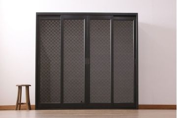 下駄箱を新規製作!建具は七宝柄のレーザー組子入りガラス戸。収納部はセパレートさせ、可動式の棚板を設置。マットブラックのカシュー塗装。(収納棚、戸棚)