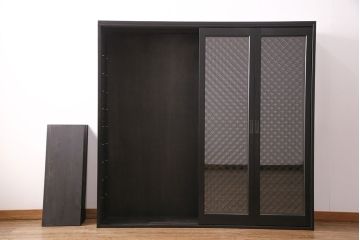 下駄箱を新規製作!建具は七宝柄のレーザー組子入りガラス戸。収納部はセパレートさせ、可動式の棚板を設置。マットブラックのカシュー塗装。(収納棚、戸棚)