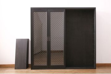 下駄箱を新規製作!建具は七宝柄のレーザー組子入りガラス戸。収納部はセパレートさせ、可動式の棚板を設置。マットブラックのカシュー塗装。(収納棚、戸棚)