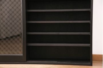 下駄箱を新規製作!建具は七宝柄のレーザー組子入りガラス戸。収納部はセパレートさせ、可動式の棚板を設置。マットブラックのカシュー塗装。(収納棚、戸棚)