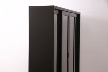 下駄箱を新規製作!建具は七宝柄のレーザー組子入りガラス戸。収納部はセパレートさせ、可動式の棚板を設置。マットブラックのカシュー塗装。(収納棚、戸棚)