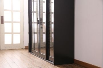 下駄箱を新規製作!建具は七宝柄のレーザー組子入りガラス戸。収納部はセパレートさせ、可動式の棚板を設置。マットブラックのカシュー塗装。(収納棚、戸棚)