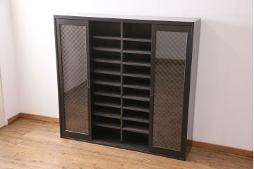 下駄箱を新規製作!建具は七宝柄のレーザー組子入りガラス戸。収納部はセパレートさせ、可動式の棚板を設置。マットブラックのカシュー塗装。(収納棚、戸棚)