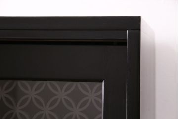 下駄箱を新規製作!建具は七宝柄のレーザー組子入りガラス戸。収納部はセパレートさせ、可動式の棚板を設置。マットブラックのカシュー塗装。(収納棚、戸棚)