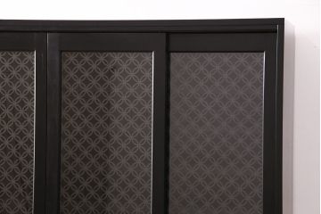 下駄箱を新規製作!建具は七宝柄のレーザー組子入りガラス戸。収納部はセパレートさせ、可動式の棚板を設置。マットブラックのカシュー塗装。(収納棚、戸棚)