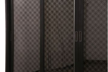 下駄箱を新規製作!建具は七宝柄のレーザー組子入りガラス戸。収納部はセパレートさせ、可動式の棚板を設置。マットブラックのカシュー塗装。(収納棚、戸棚)