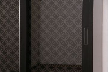 下駄箱を新規製作!建具は七宝柄のレーザー組子入りガラス戸。収納部はセパレートさせ、可動式の棚板を設置。マットブラックのカシュー塗装。(収納棚、戸棚)