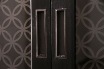 下駄箱を新規製作!建具は七宝柄のレーザー組子入りガラス戸。収納部はセパレートさせ、可動式の棚板を設置。マットブラックのカシュー塗装。(収納棚、戸棚)