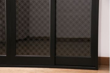 下駄箱を新規製作!建具は七宝柄のレーザー組子入りガラス戸。収納部はセパレートさせ、可動式の棚板を設置。マットブラックのカシュー塗装。(収納棚、戸棚)