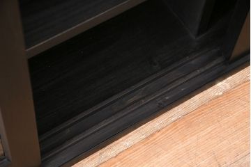 下駄箱を新規製作!建具は七宝柄のレーザー組子入りガラス戸。収納部はセパレートさせ、可動式の棚板を設置。マットブラックのカシュー塗装。(収納棚、戸棚)