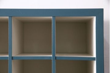 ハンカチ什器を新規製作!脚先装飾・取っ手は真鍮製を使用。本体をターコイズブルー、棚内をアンティークホワイトでペイント仕上げ。(収納棚、キャビネット、オープンラック)