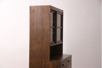 食器棚を新規製作!建具は気泡ガラスを使用。引き出しはかぶせタイプの取っ手、ソフトクローズを取り付け。黄味がかった茶色に着色し仕上げ。(収納棚、戸棚、キャビネット)