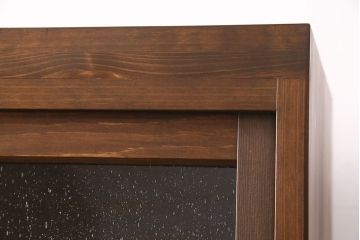 食器棚を新規製作!建具は気泡ガラスを使用。引き出しはかぶせタイプの取っ手、ソフトクローズを取り付け。黄味がかった茶色に着色し仕上げ。(収納棚、戸棚、キャビネット)