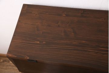 パタパタ扉の収納棚を新規製作!本体は新材、扉は古材を使用。濃い茶色で着色し仕上げ。(下駄箱、ロッカー、キャビネット)