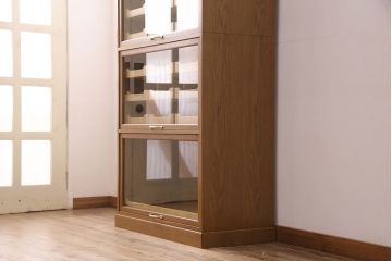 縦型タイプのシャツケースを新規製作!1段目をショーケース、他をシャツケースとして製作。上下分割できる仕様。当店商品を参考に着色し仕上げ。(収納棚、キャビネット)