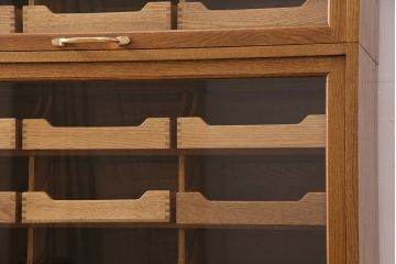 縦型タイプのシャツケースを新規製作!1段目をショーケース、他をシャツケースとして製作。上下分割できる仕様。当店商品を参考に着色し仕上げ。(収納棚、キャビネット)