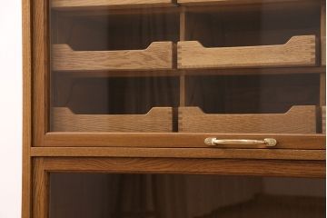 縦型タイプのシャツケースを新規製作!1段目をショーケース、他をシャツケースとして製作。上下分割できる仕様。当店商品を参考に着色し仕上げ。(収納棚、キャビネット)