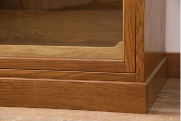 縦型タイプのシャツケースを新規製作!1段目をショーケース、他をシャツケースとして製作。上下分割できる仕様。当店商品を参考に着色し仕上げ。(収納棚、キャビネット)