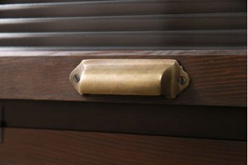 パタパタ扉と引き出しの複合型収納棚を新規製作!パタパタ扉にはモールガラスを組み入れ。引き出しはかぶせタイプの取っ手を取り付け。濃い茶色で着色し仕上げ。(キャビネット、戸棚、引き出し)