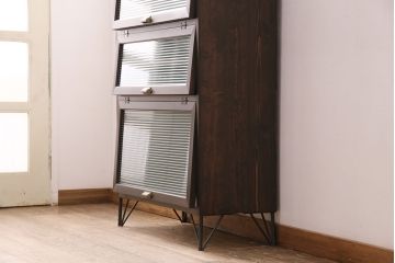 パタパタ扉の下駄箱を新規製作!建具はモールガラスを組み入れ。かぶせタイプの取っ手、鉄脚の取り付け。当店商品を参考に着色し仕上げ。(収納棚、戸棚)